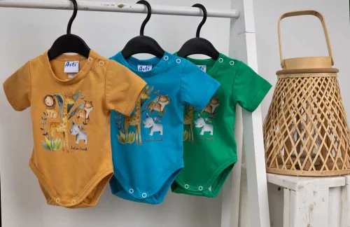 Rövid ujjú baba body Szafari mintával