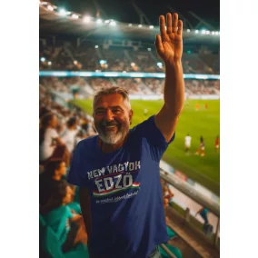 Rövid ujjú férfi póló focis mintával