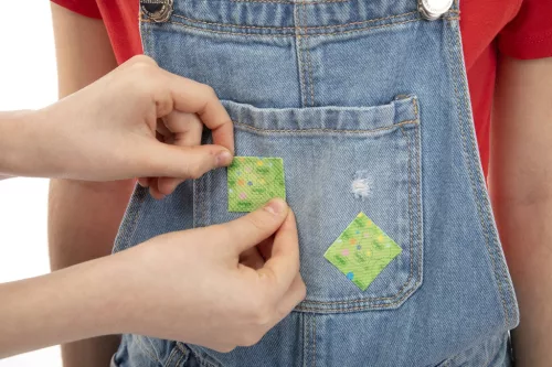 CHICCO Színes, illatosított rovarriasztó matricák természetes védelemmel 12 db Natural