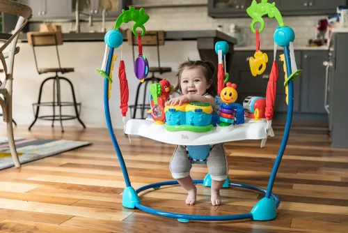 BABY EINSTEIN Ugráló/aktív központ 2 az 1-ben Neighborhood Symphony 6 hónapos kortól 11 kg-ig