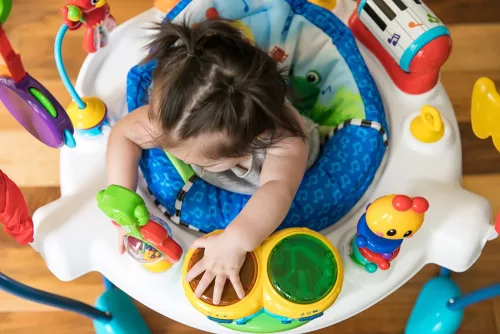 BABY EINSTEIN Ugráló/aktív központ 2 az 1-ben Neighborhood Symphony 6 hónapos kortól 11 kg-ig
