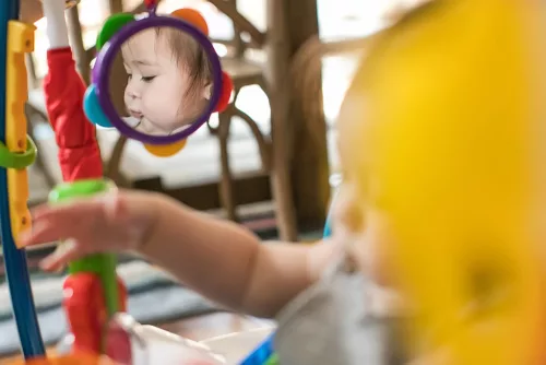 BABY EINSTEIN Ugráló/aktív központ 2 az 1-ben Neighborhood Symphony 6 hónapos kortól 11 kg-ig