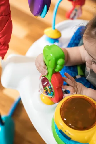BABY EINSTEIN Ugráló/aktív központ 2 az 1-ben Neighborhood Symphony 6 hónapos kortól 11 kg-ig