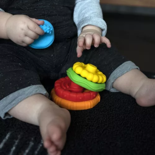 BABY EINSTEIN Rágóka építőjáték 2in1 Stack & Teethe™ 0hó+