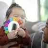BABY EINSTEIN Szenzoros csörgő és rágóka BPA-mentes Outstanding Opus™ 3hó+