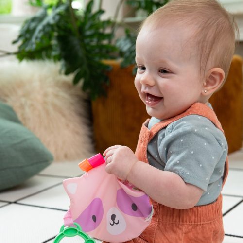 INGENUITY Crinklet™ érzékszervi játék C gyűrűn mosómedve Deni 0m+