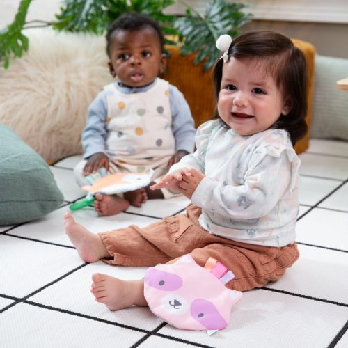 INGENUITY Crinklet™ érzékszervi játék C gyűrűn mosómedve Deni 0m+