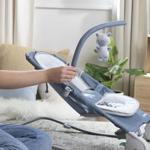 INGENUITY Rezgő masszázs pihenőszék dallamokkal Happy Belly™ Rock-to-Bounce – Chambray 0hó+  9kg-ig