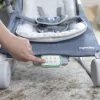 INGENUITY Rezgő masszázs pihenőszék dallamokkal Happy Belly™ Rock-to-Bounce – Chambray 0hó+  9kg-ig
