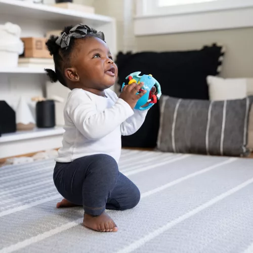 BABY EINSTEIN Játék érzékelő labda rágókával Rattle & Sense™ 3m+