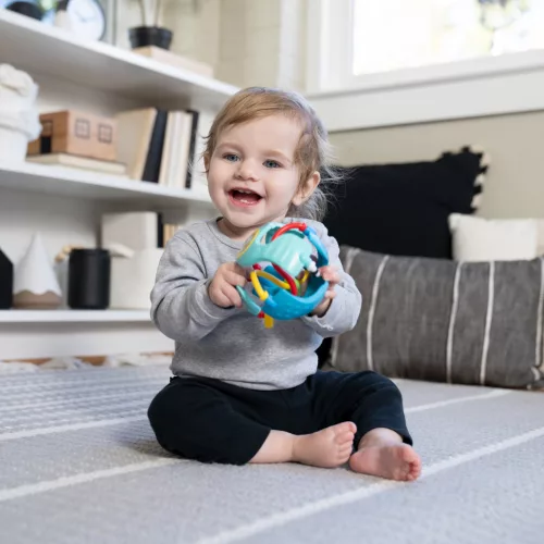 BABY EINSTEIN Játék érzékelő labda rágókával Rattle & Sense™ 3m+