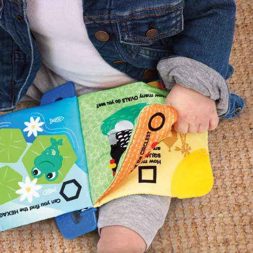 BABY EINSTEIN Puha könyv rágókával és textúrákkal Shapes at the Farm™, 0 hónapos kortól
