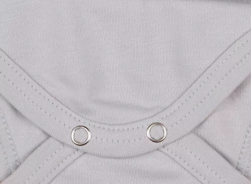 Lányka hosszú ujjú szoknyás napozó