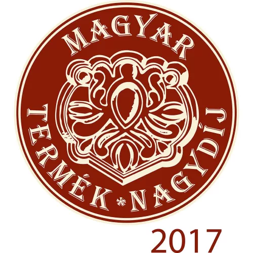 Lányka hosszú ujjú szoknyás napozó