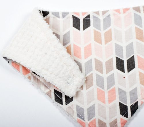 Állítható patentos babasál- nyálkendő