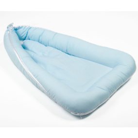 Kék pöttyös babafészek