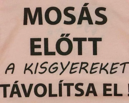 Rövid ujjú baba body "Mosás előtt a kisgyereket távolítsa el!" felirattal