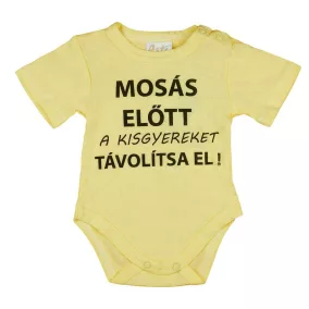   Rövid ujjú baba body "Mosás előtt a kisgyereket távolítsa el!" felirattal