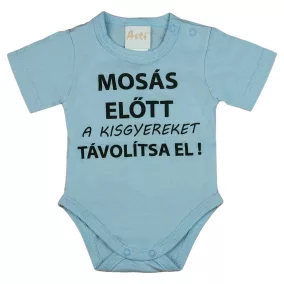   Rövid ujjú baba body "Mosás előtt a kisgyereket távolítsa el!" felirattal