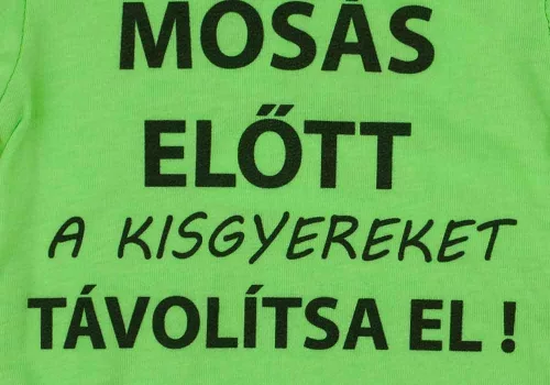 Rövid ujjú baba body "Mosás előtt a kisgyereket távolítsa el!" felirattal