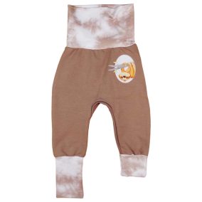 Kisfiú babanadrág 2:1 méret lajhár mintával barna batikolt színben