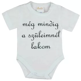   Rövid ujjú "még mindig a szüleimnél lakom" feliratos baba body