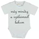 Rövid ujjú "még mindig a szüleimnél lakom" feliratos baba body