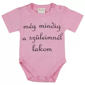   Rövid ujjú "még mindig a szüleimnél lakom" feliratos baba body