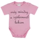 Rövid ujjú "még mindig a szüleimnél lakom" feliratos baba body