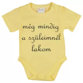   Rövid ujjú "még mindig a szüleimnél lakom" feliratos baba body