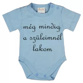   Rövid ujjú "még mindig a szüleimnél lakom" feliratos baba body