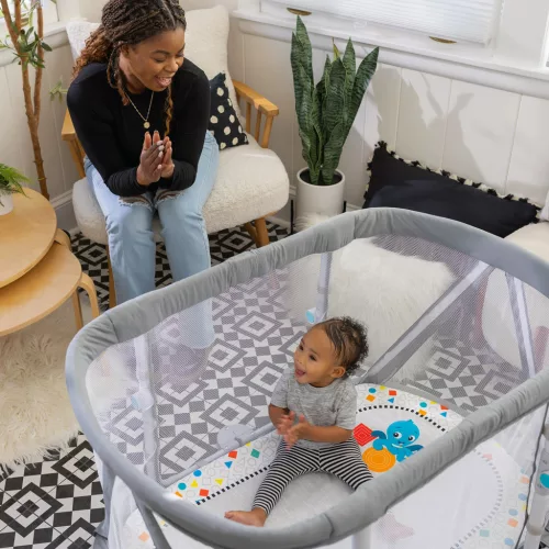 BABY EINSTEIN Kiságy járókával és zongorával 3in1 Kick & Snooze™ 0hó+