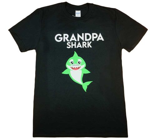 Rövid ujjú férfi póló cápás mintával "Grandpa shark" felirattal