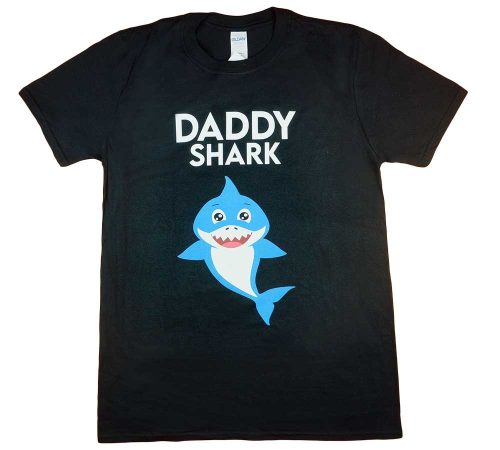 Rövid ujjú férfi póló cápás mintával "Daddy shark" felirattal