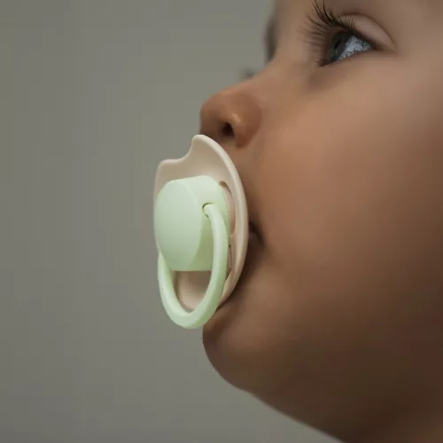 LOVI Világító szilikon dinamikus cumi Prime 18m+ 2db Elefántcsont/Rózsaszín