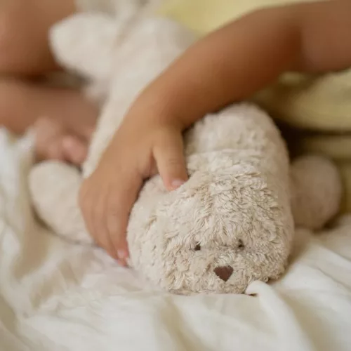 Moonie 2.0 the Organic Humming Seal - dallammal és lámpával, alvástámogató éjjeli fény, fóka  - cappuccino