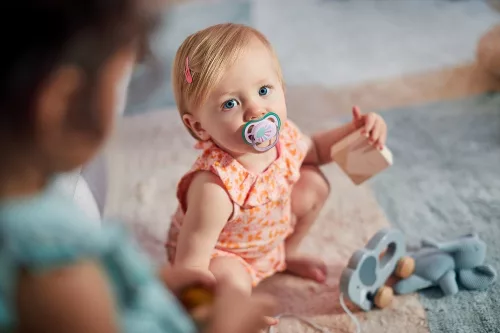 Philips AVENT SCF086/04 Játszócumi Ultra air Mintás 0-6hó napocska, 1 db