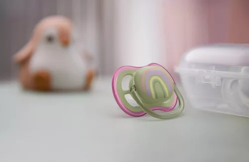 Philips AVENT SCF085/59 Játszócumi Ultra air mintás 0-6hó lányos (szivárvány), 2db