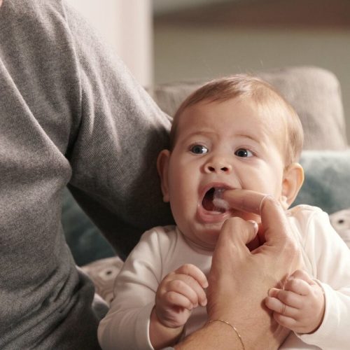 Inyzselé fogzás gél Szett 30 ml ujjfogkefével és tartótokkal - Chicco