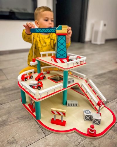 Egmont Toys fa játék garázs daruval