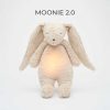Moonie 2.0 the Organic Humming dallammal és lámpával nyuszi- SAND