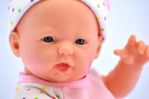 Kemény testű, 24 cm-es fiú baba, hagyományos kivitelben.