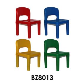   Kényelmes, színes Lego székek, ideális gyerekeknek asztalhoz.