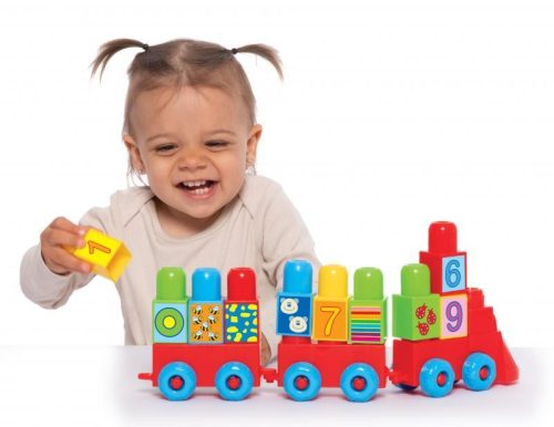 Építő készlet vonat formában, színes és számos elemekkel.