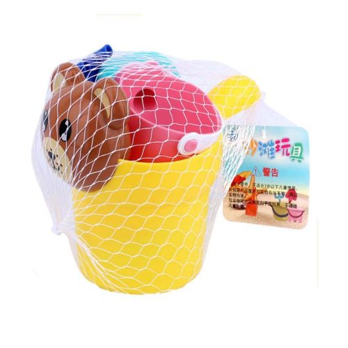 Homokozó készlet: vödör, locsoló, formák és eszközök.