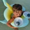 Sunnylife gyerek úszógumi hátul nyitott - Salty the Shark