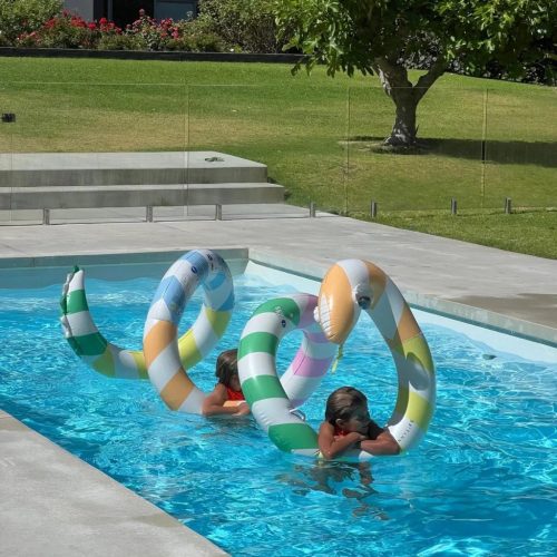 Sunnylife óriás felfújható kígyó – Poolside Sorbet Stripe