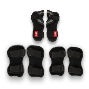 QPLAY Gyermekvédők Fekete, méret S, kor 3-5 év