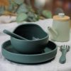 PETITE&MARS Szilikon 2 részes étkészlet TAKE&MATCH  tányér + evőeszközök Misty Green 6hó+