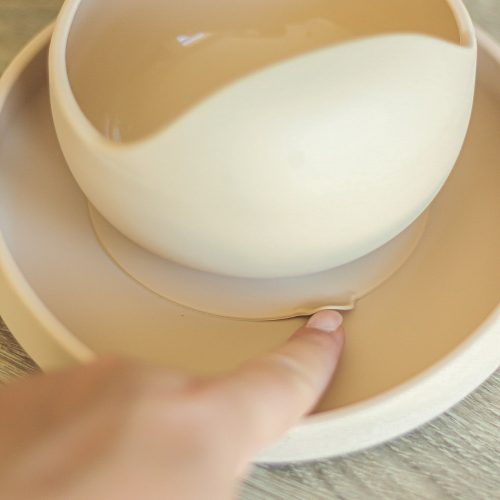 PETITE&MARS Szilikon 2 részes étkészlet TAKE&MATCH  tányér + evőeszközök Desert Sand 6hó+